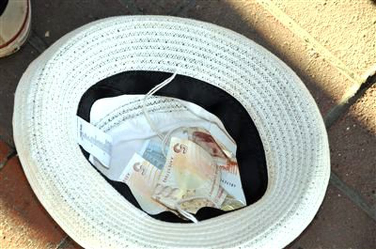 Rus Kızlar, Gitar Çalıp Para Topladı