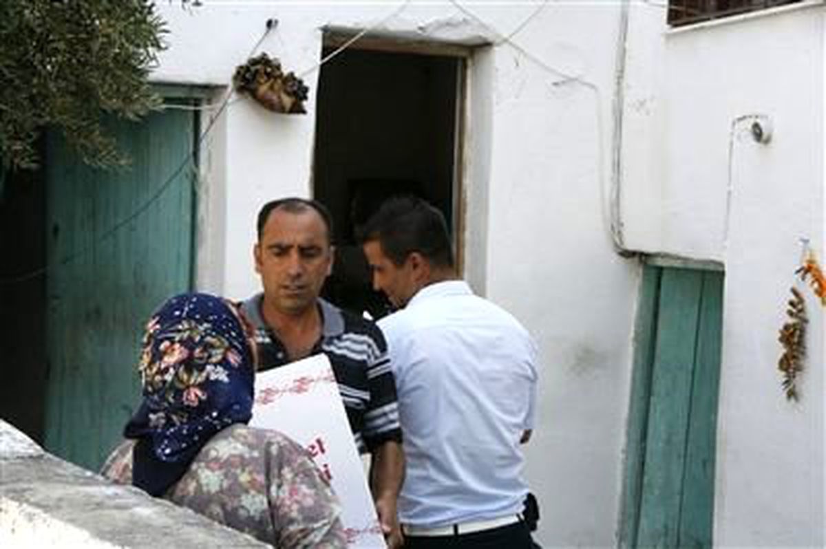 Selçuk\'ta Belediyeden Bayram Yardımı Sevindirdi