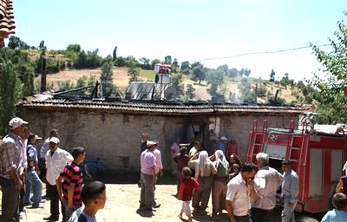 Selendi\'de Yangında Bir Ev Kül Oldu