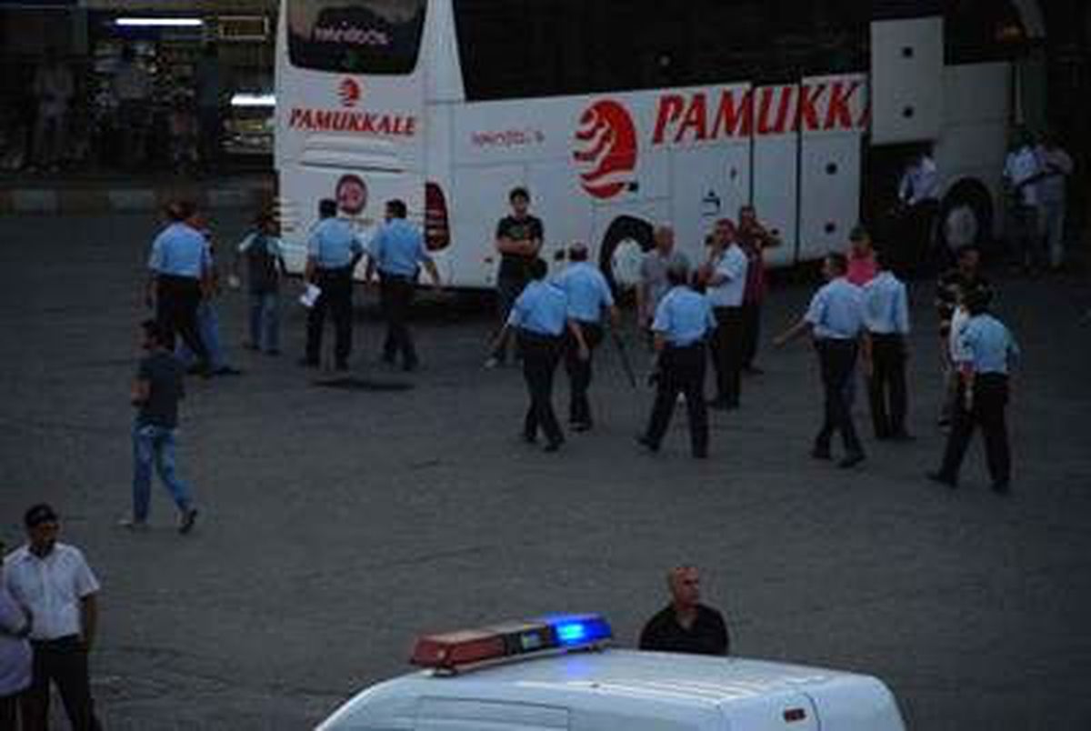 Bir Bardak Çayda Fırtına Kopardılar