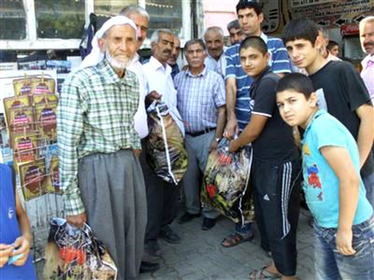 Suruç Kızılay Şubesinden Bayramlık Elbise Dağıtımı