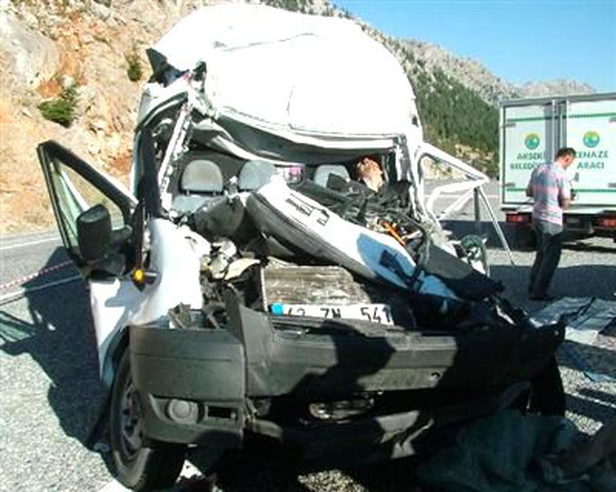 Tır\'a Arkadan Çarpan Minibüsteki 1 Kişi Öldü, 1 Kişi Yaralandı