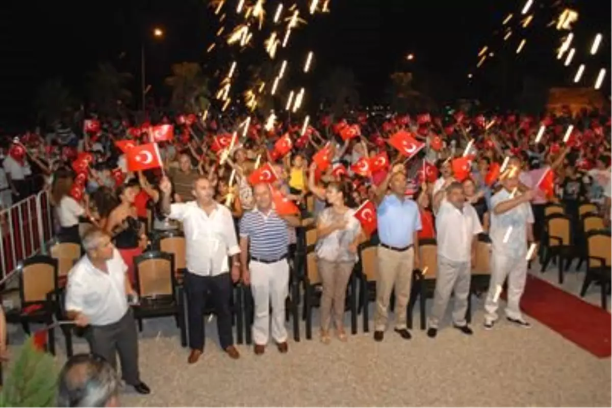 Ünlü Sanatçı Ersoy Side\'de Hayranlarıyla Buluştu