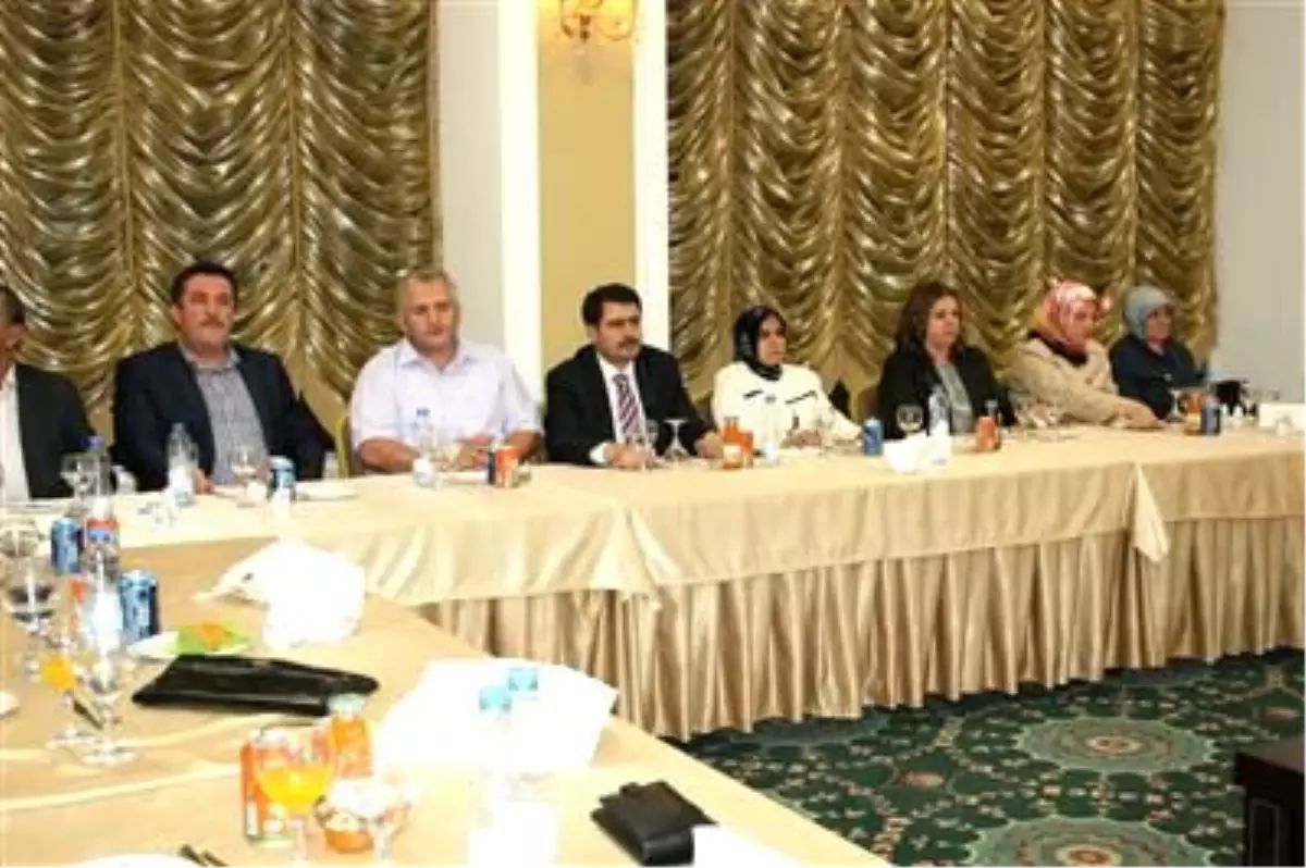 Vali Şahin\'e Veda Yemeği