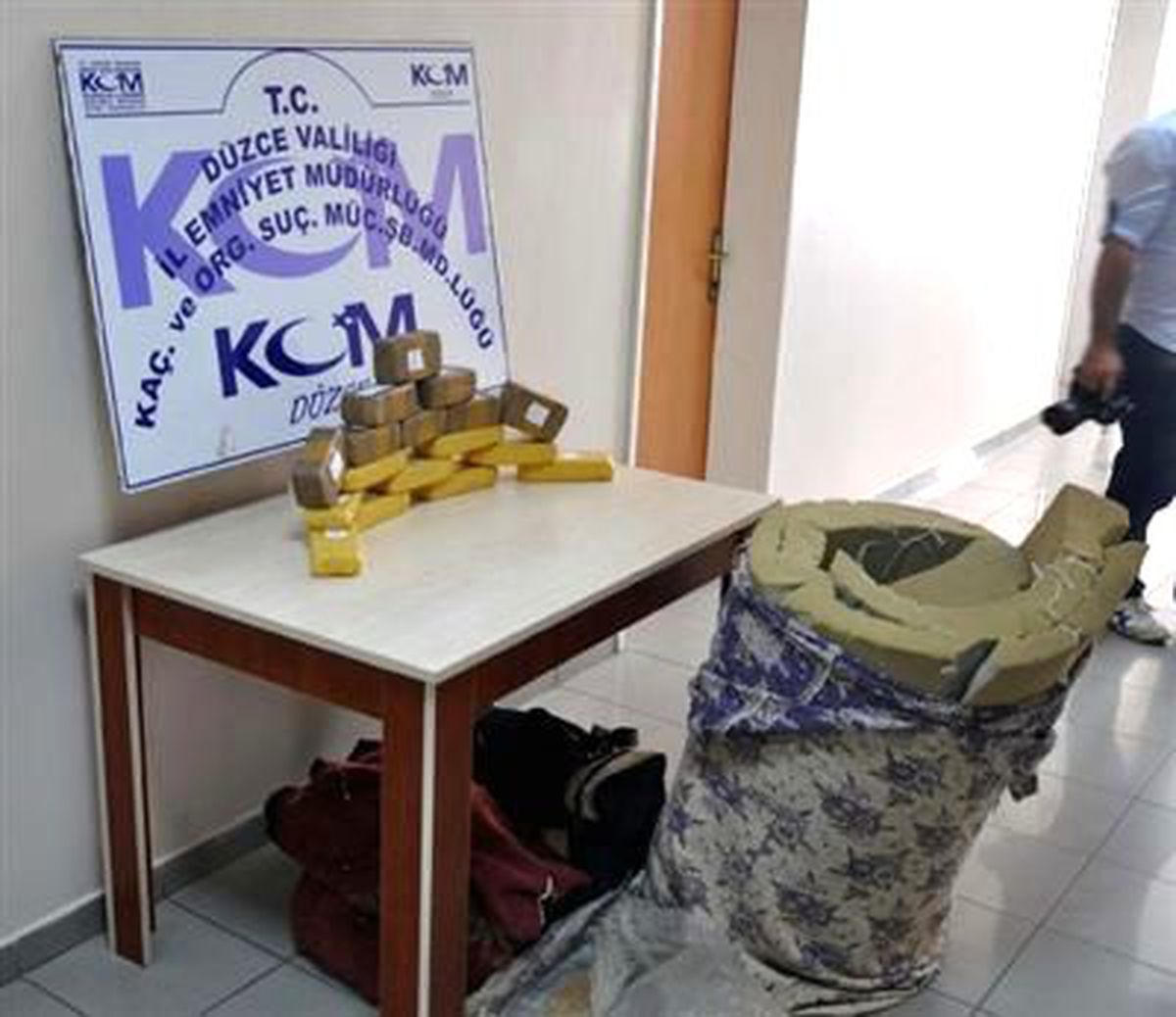 Yatağın İçinden 7,5 Kilo Eroin Çıktı