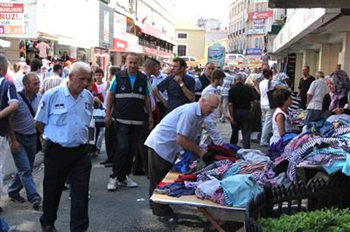 Zabıtadan Bayram Öncesi Seyyar Satıcı Operasyonu