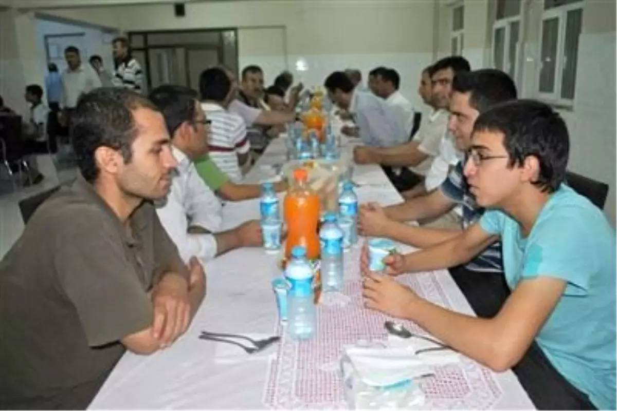 40 Hafıza Bayramlık Giysi Hediye Edildi