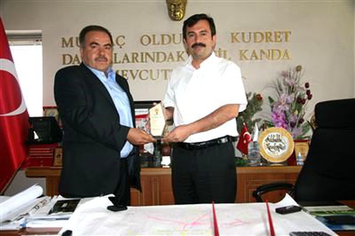 AK Parti\'den Başkan Uzunkaya\'ya Teşekkür Plaketi