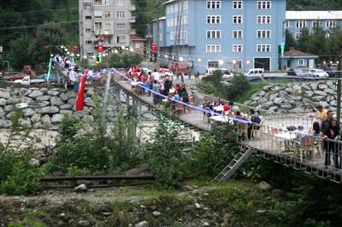 Asma Köprü Üzerinde İftar