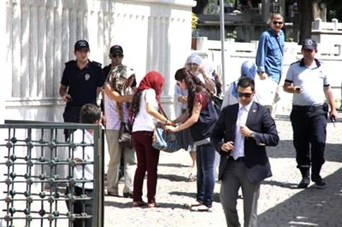 Başbakan Torunuyla Mezarlık Ziyaretinde