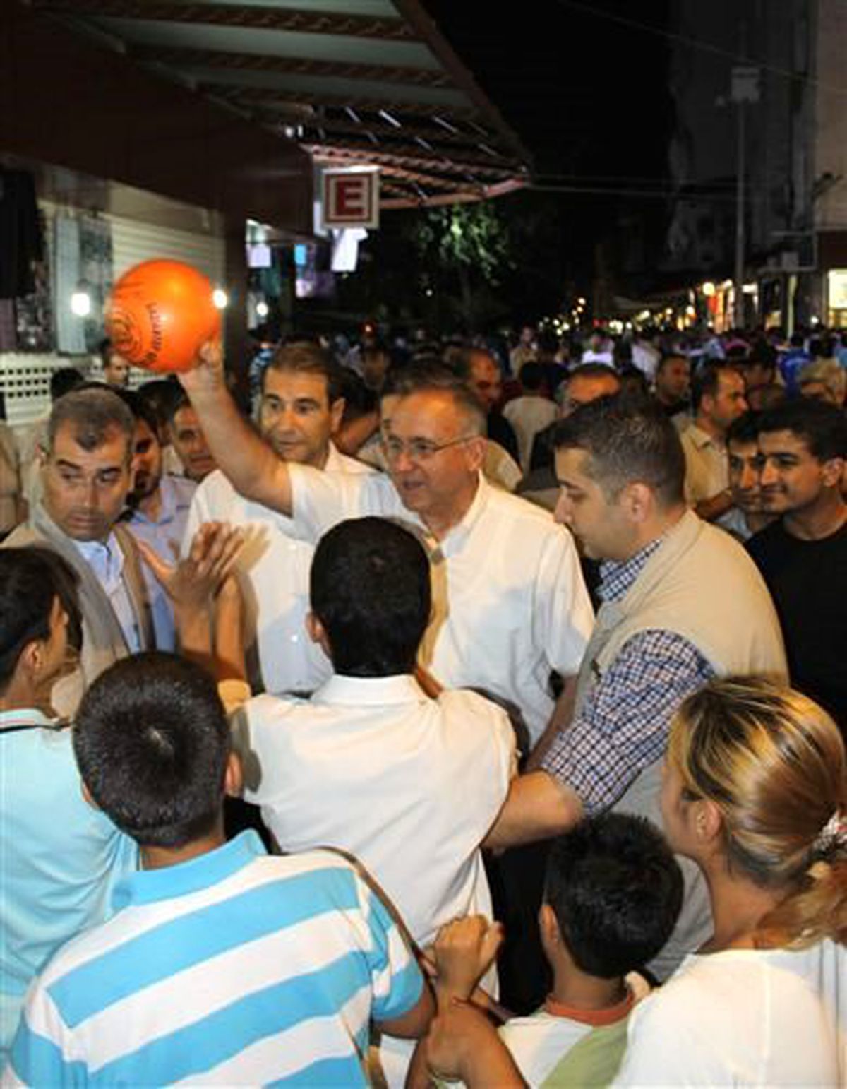 Başkan Asım Güzelbey, Bayram Kalabalığının Yaşandığı Cadde ve Sokakları Gezdi
