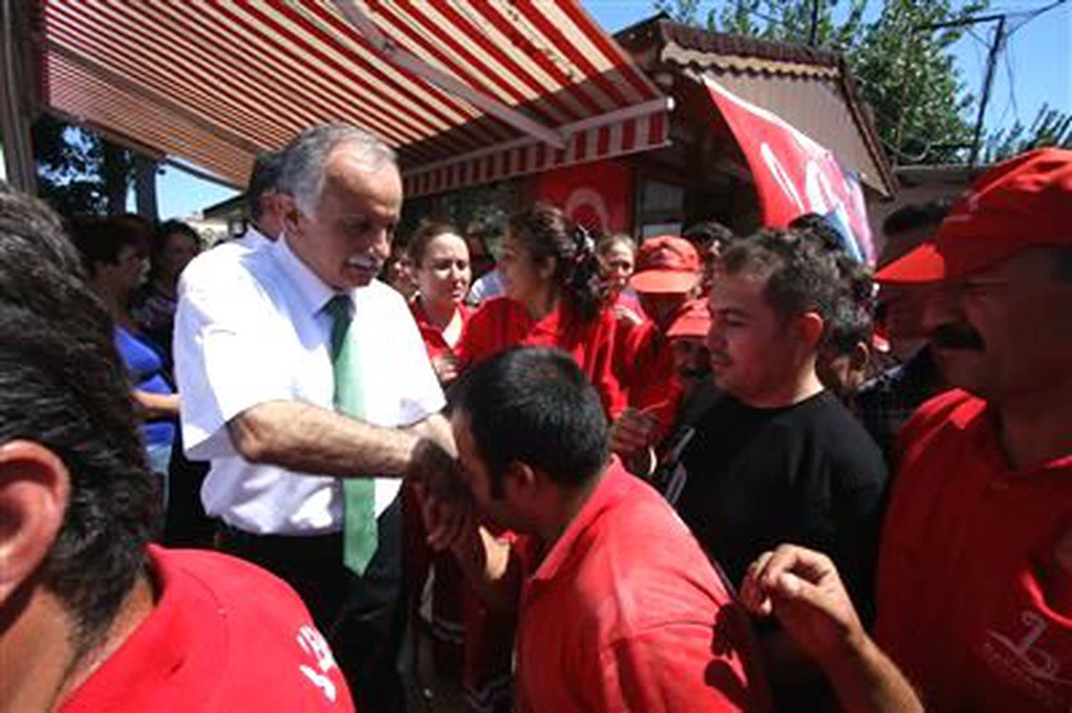Bayraklı Belediye Başkanı Hasan Karabağ, Belediye Personeliyle Bayramlaştı