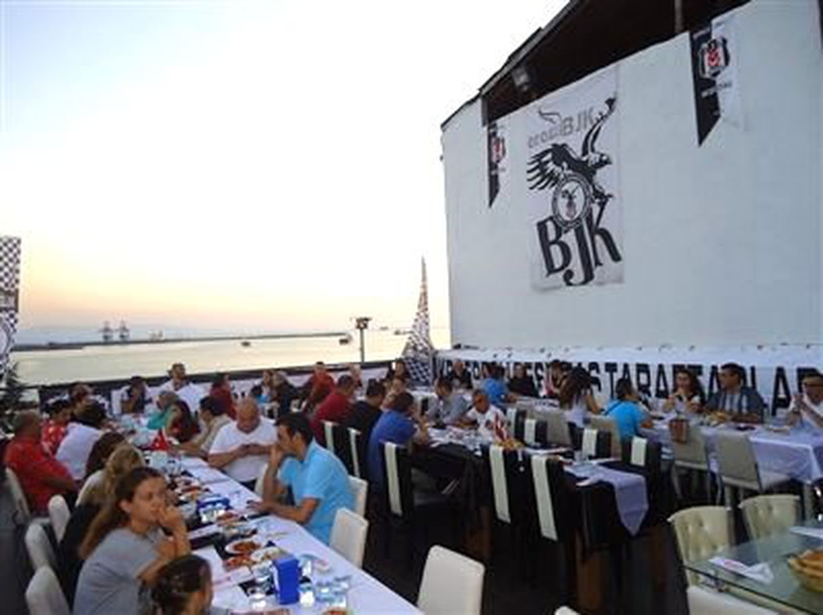 Beşiktaş Taraftarları İftar Yemeğinde Buluştu