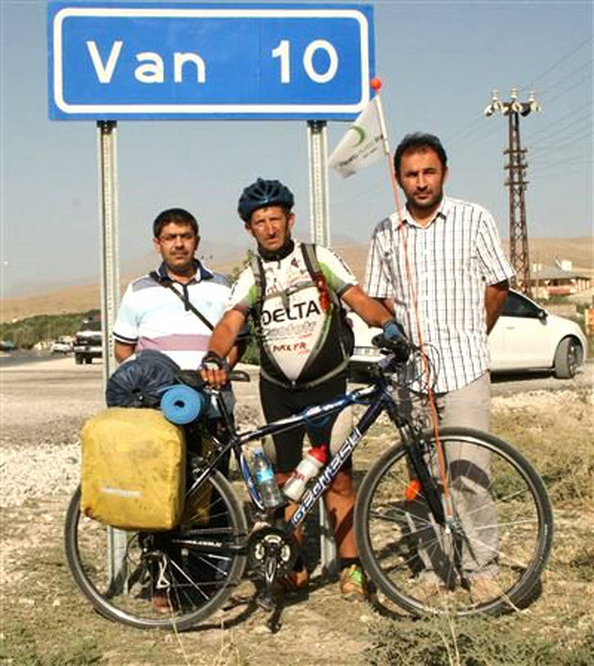 Bisikletiyle Türkiye Turuna Çıkan Gezegen Cemal Van\'a Ulaştı