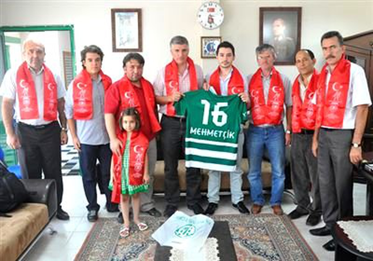 Bursaspor Taraftarları Türkiye Harp Malülü Gaziler Şehit Dul ve Yetimler Derneğini Ziyaret Etti