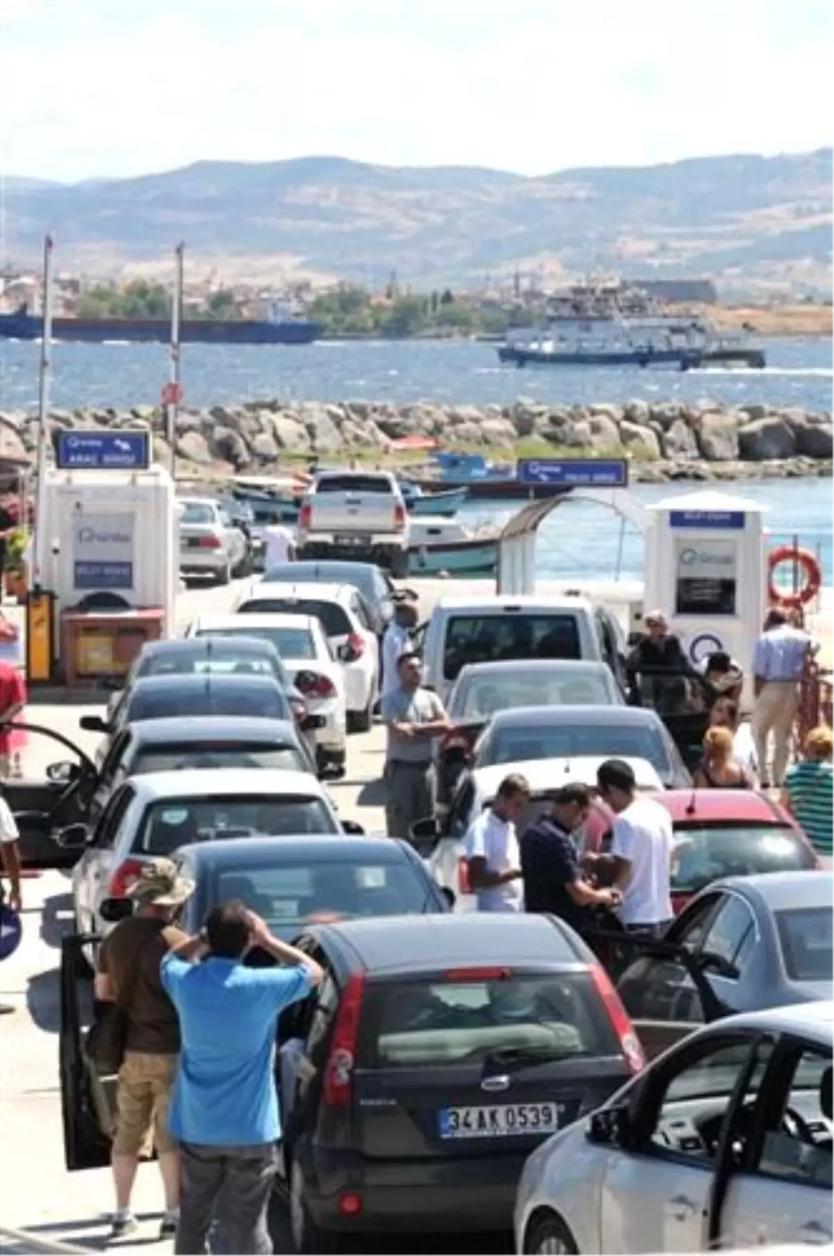 Çanakkale Feribot İskelelerinde Bayram Kuyruğu