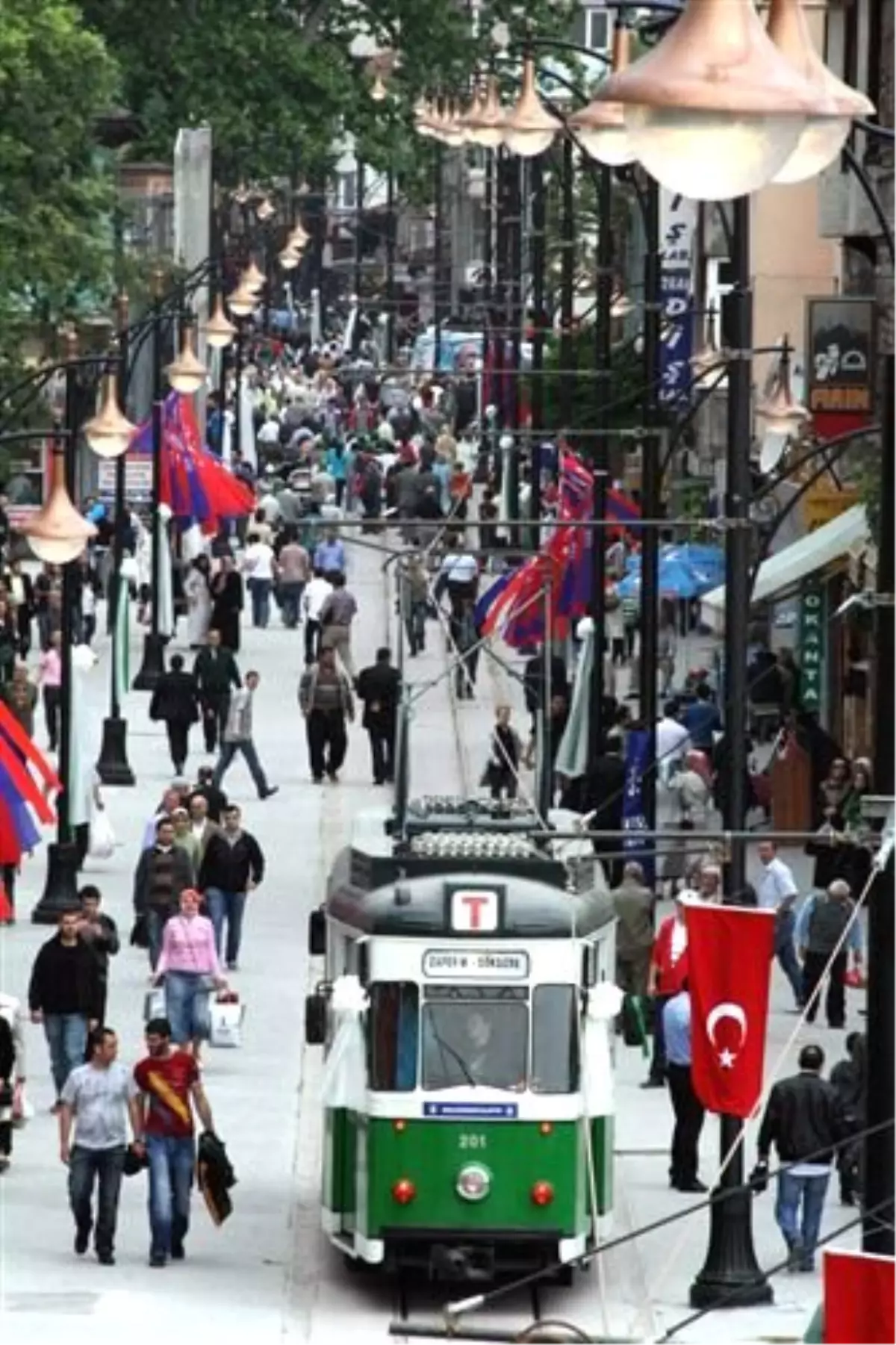 Cumhuriyet Caddesi, İstiklal Caddesi\'ni Aratmıyor