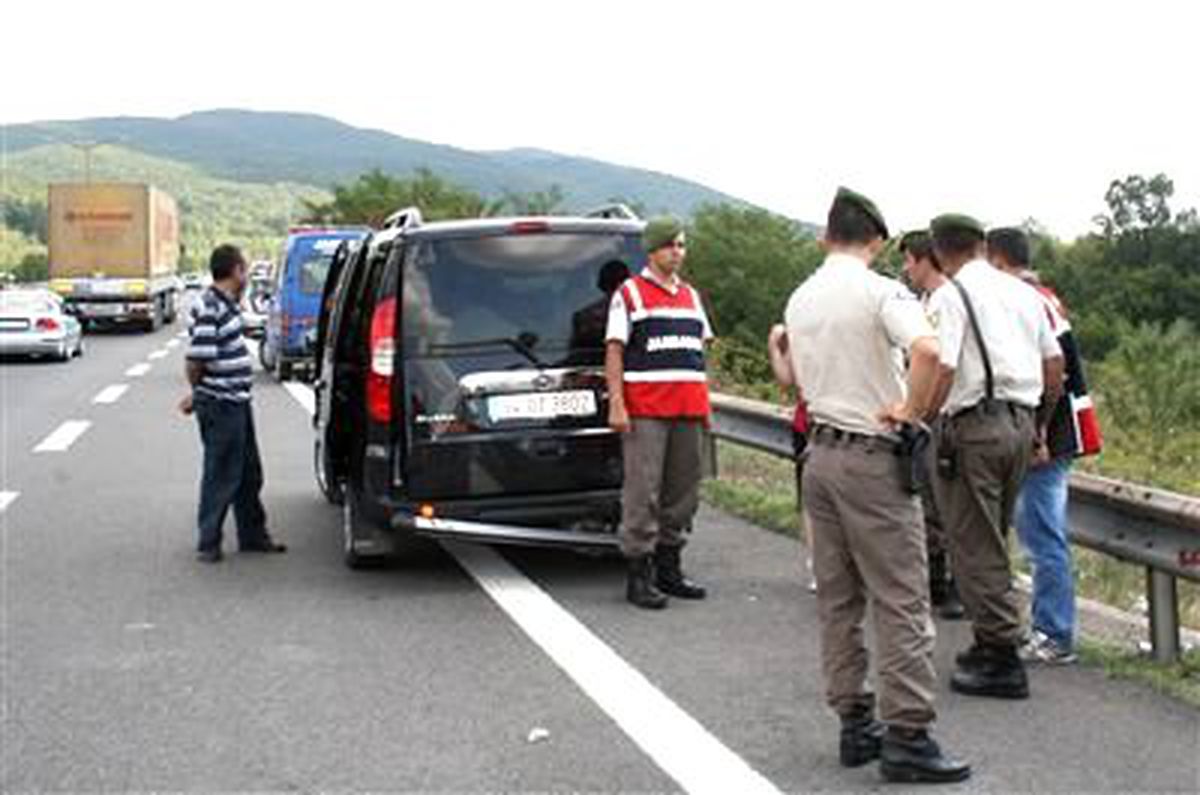 Düzce Tem Otoyolunda 13 Araç Birbirine Girdi