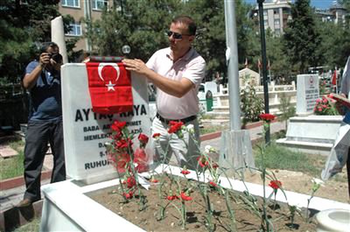 Elazığ\'daki Şehitlikte Hüzün ve Gözyaşı Sel Olup Aktı
