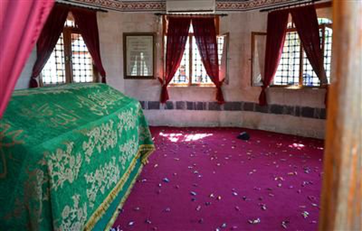 Eyüp Peygamber Makamı Ziyaretçi Akınına Uğradı