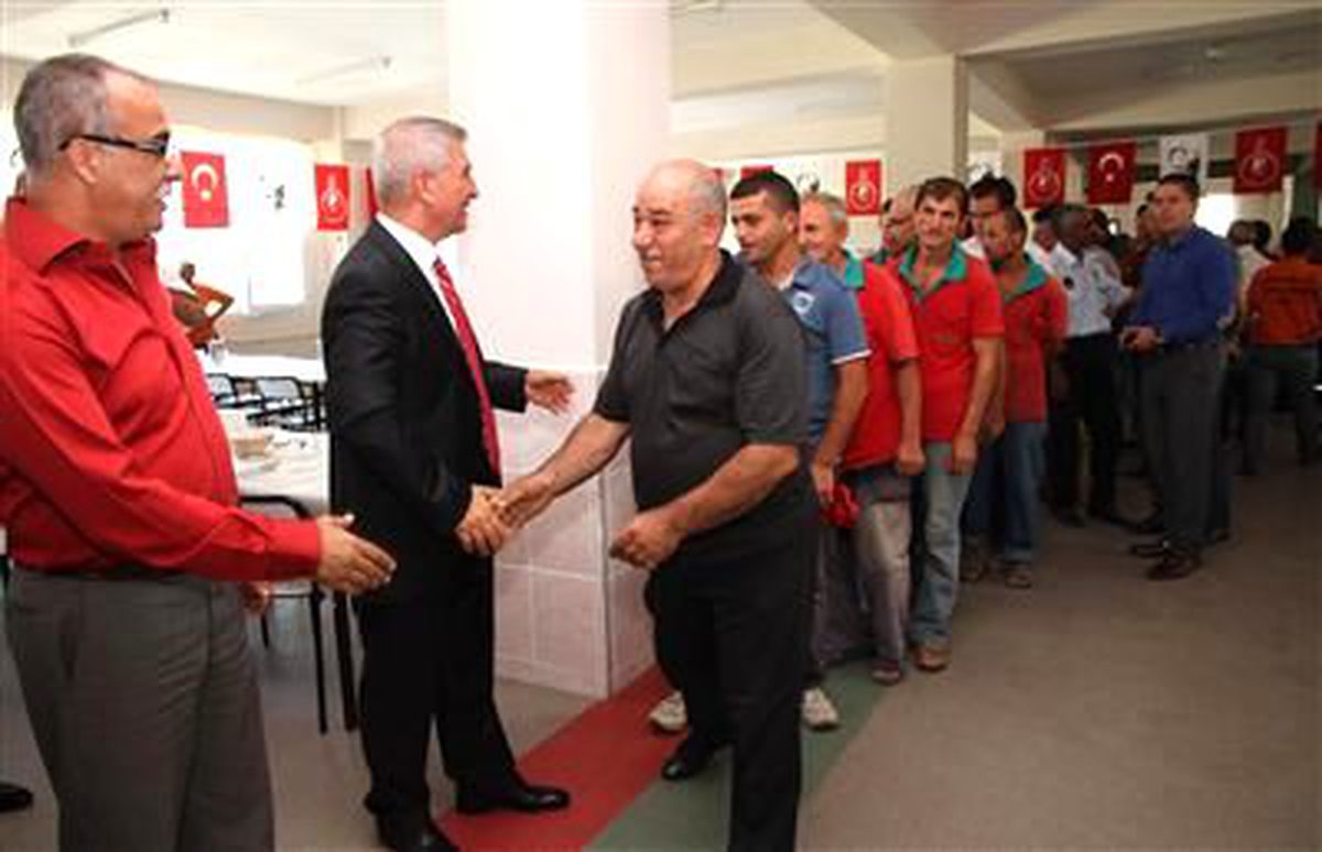 Karşıyaka Belediye Başkanı Cevat Durak\'tan İşçilerine İki Bayram Müjdesi