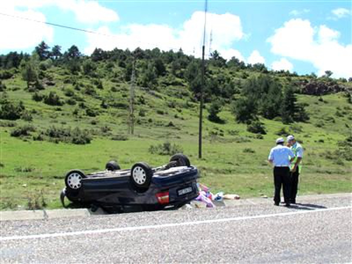 Kastamonu\'da 9 Kişinin Bulunduğu Otomobil Takla Attı