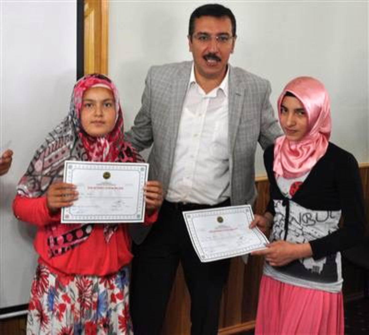Kur\'an Kursu Öğrencilerine Sertifikaları Verildi