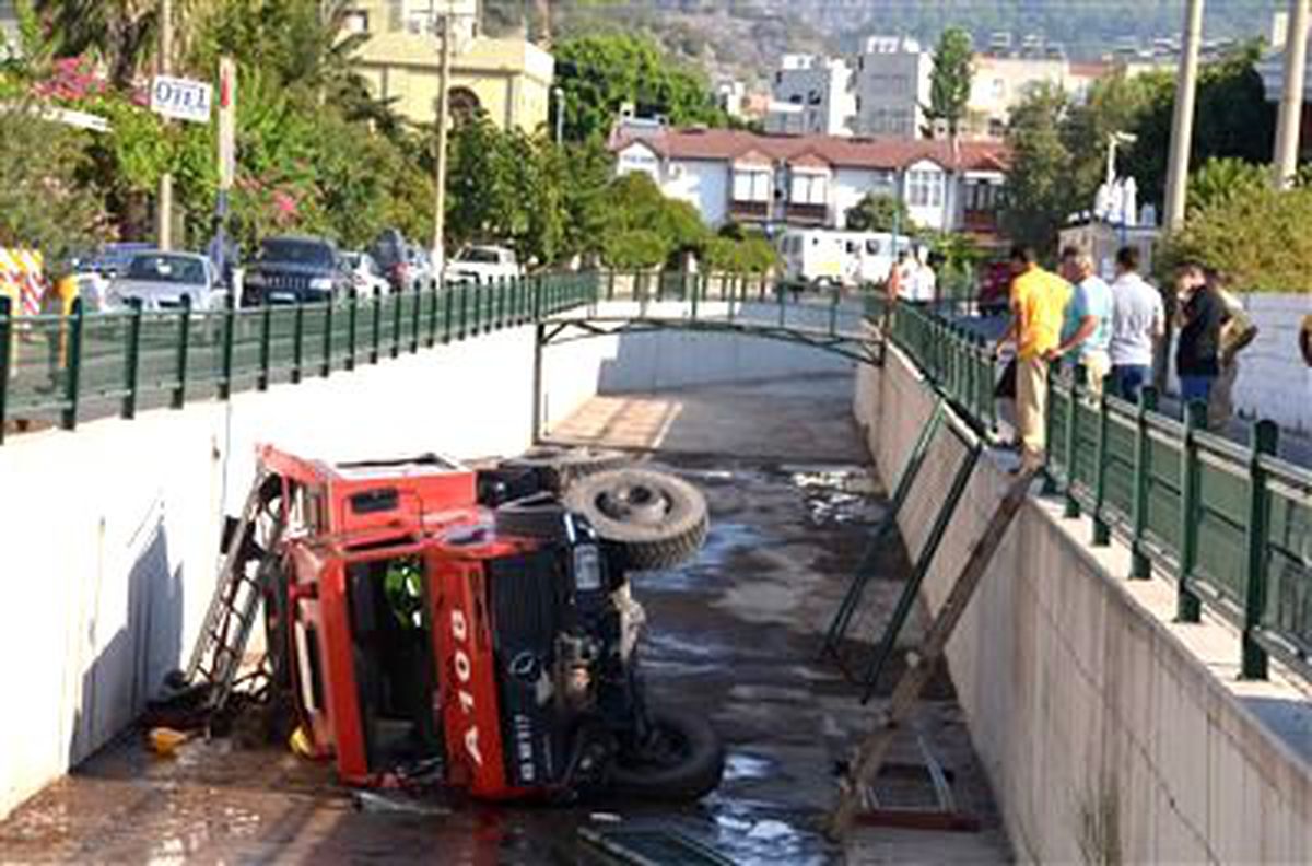 Marmaris\'te Arazöz Su Kanalına Düştü