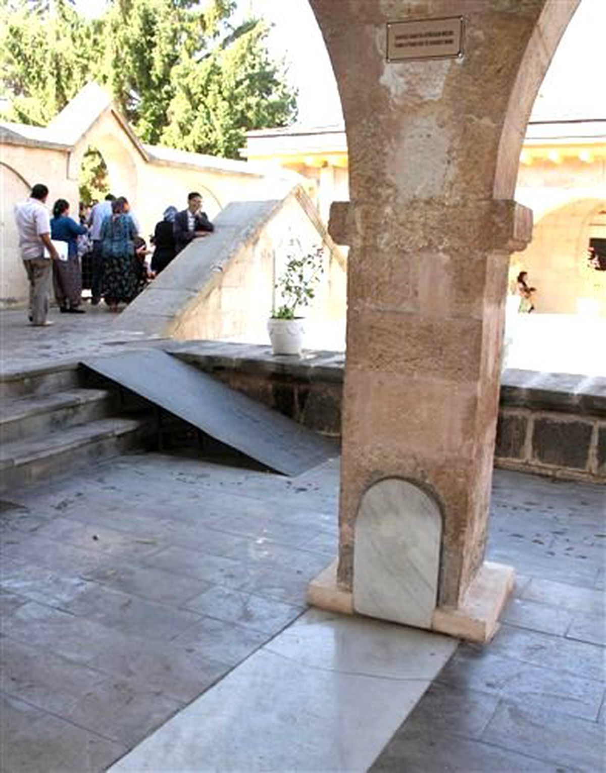 Mezarı Ayaklar Altında