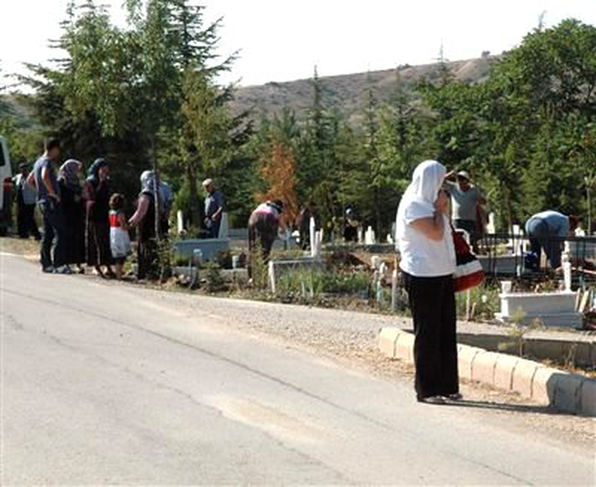 Mezarlıklar Ziyaretçi Akınına Uğradı
