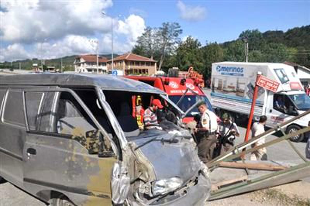 Minibüs Durağa Çarptı: 5 Yaralı