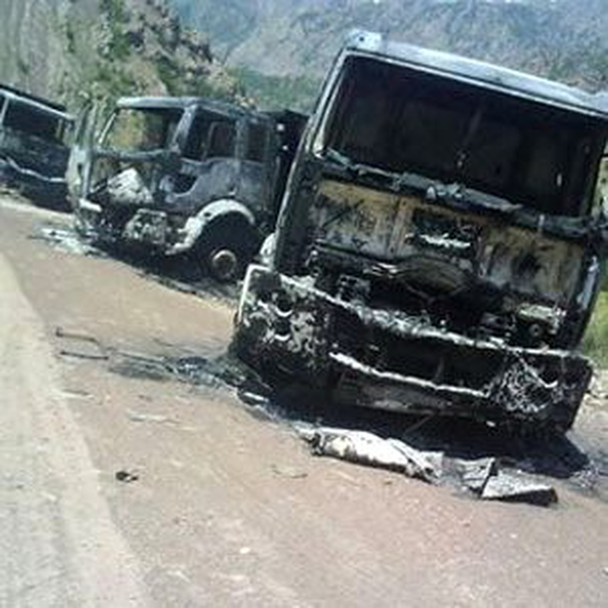 PKK\'lılar Yol Kesip 6 Kamyonu Yaktı