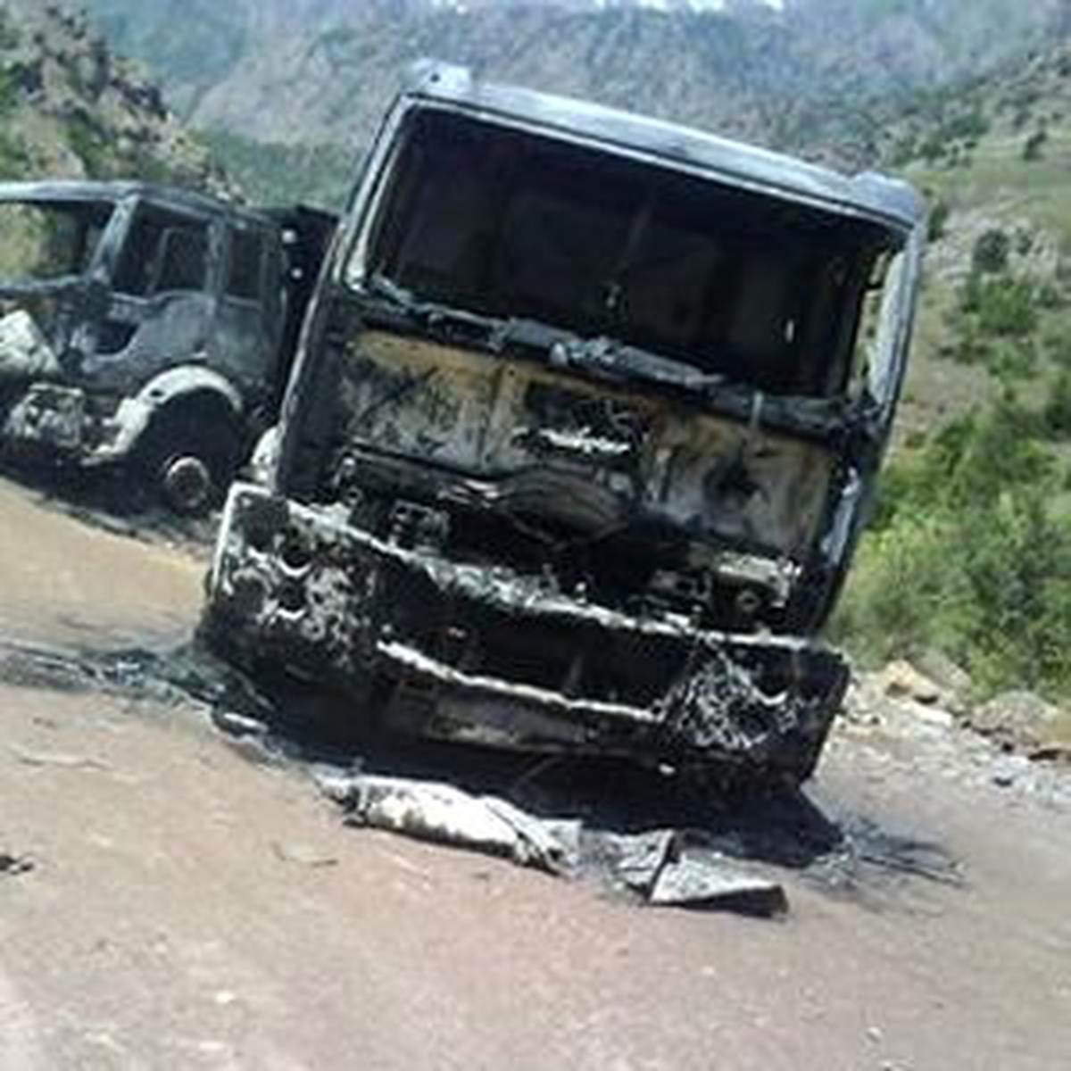 PKK\'lılar Yol Kesip Kamyonları Ateşe Verdi