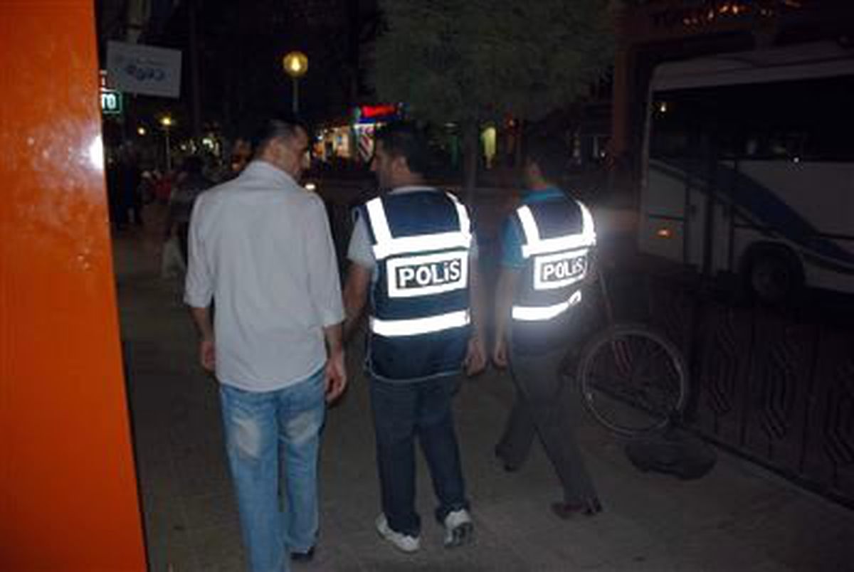 Polis Ekipleri Sivil Kıyafetleriyle Halkın Arasına Karıştı