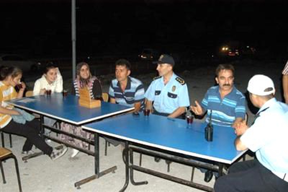 Polisten Bayram Tatili Yolculuğuna Çıkanlara Çay İkramı