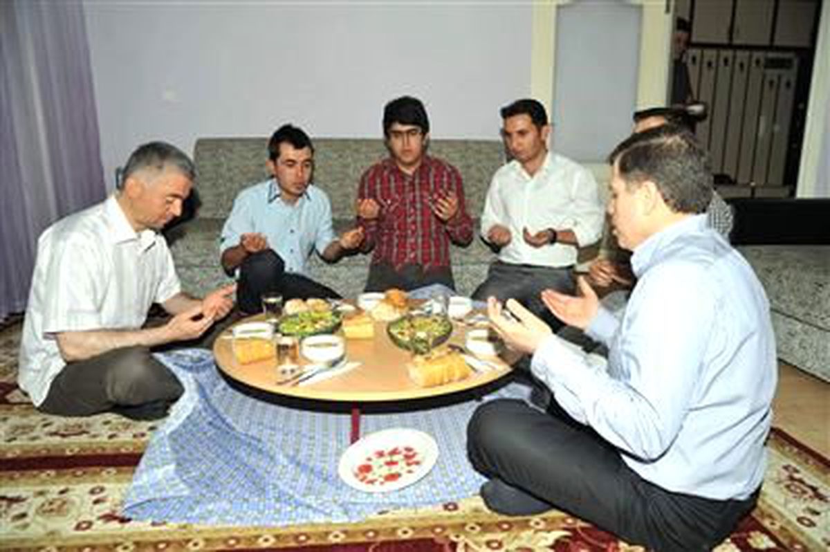 Rektör Ramazan Ayının Son İftarında Öğrenci Evine Konuk Oldu