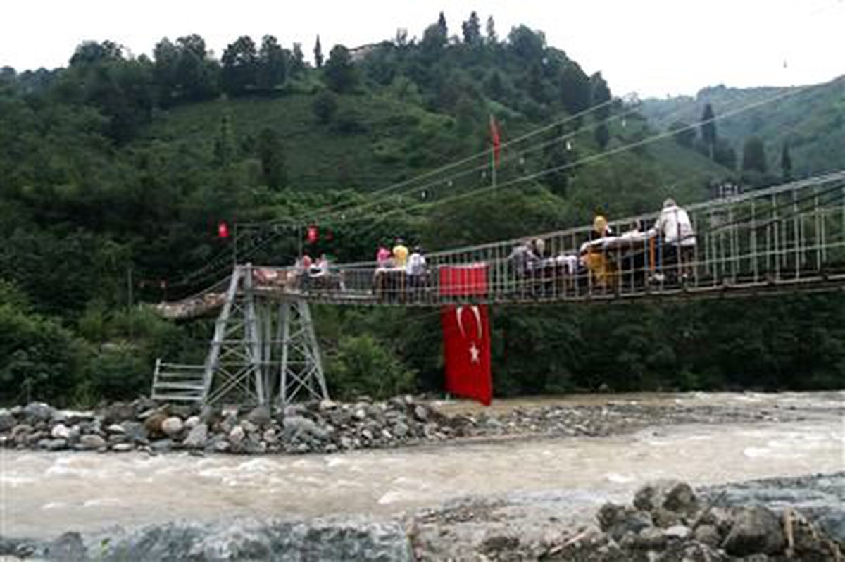 Rize\'de Asma Köprü Üzerinde İftar Keyfi