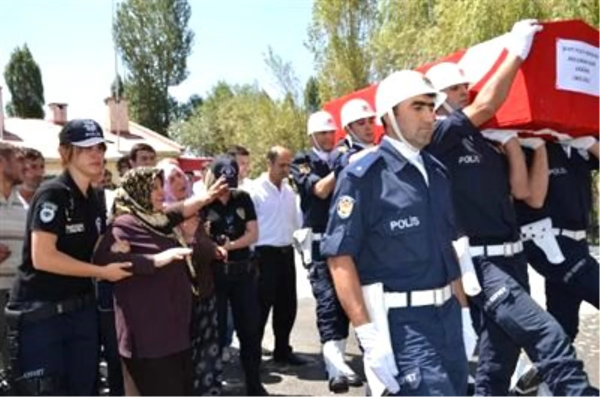 Şehit Polis Kürtçe Ağıtlarla Uğurlandı