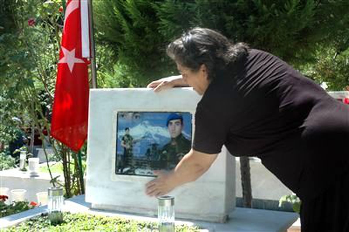 Şehitlikte Buruk Bayramlaşma