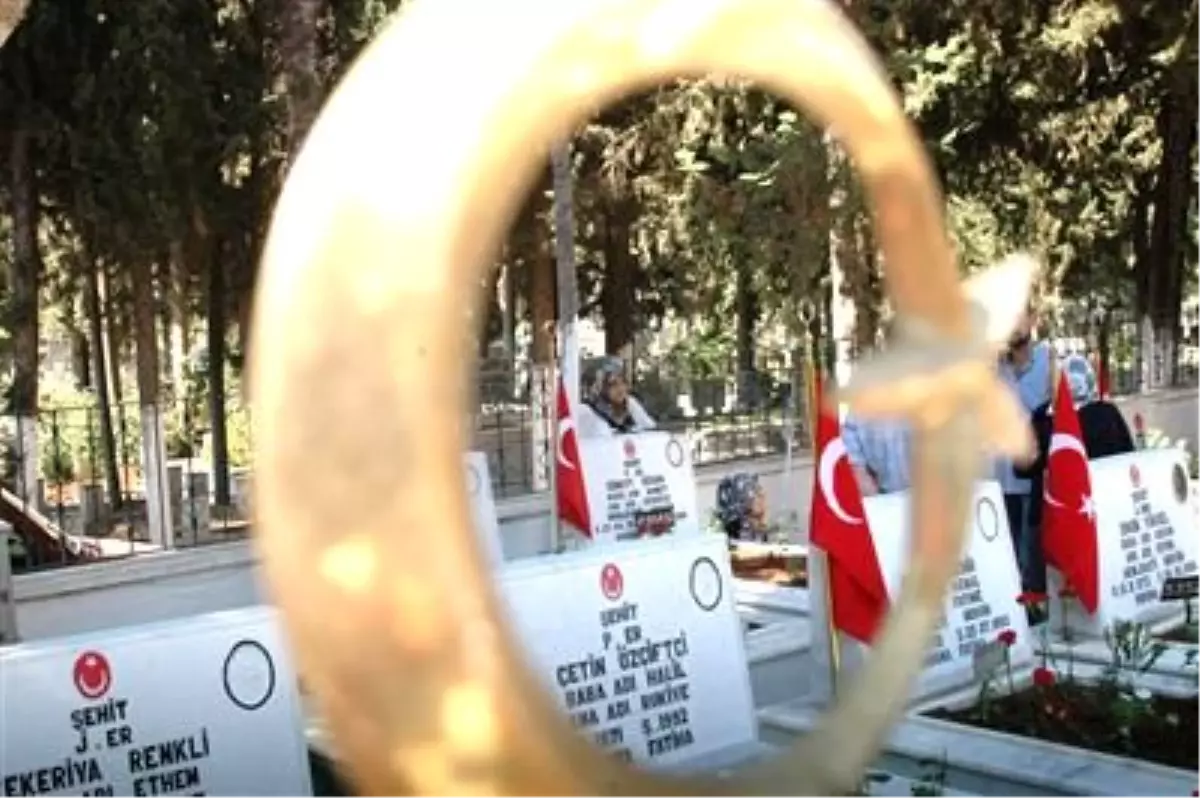 Şehitlikte Hüzünlü Bayramlaşma