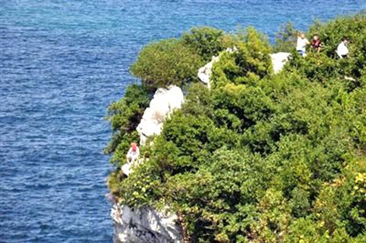 Sevglisinden Ayrılıp, Kayalıklara Çıkan Genç Kızı Polis İkna Etti