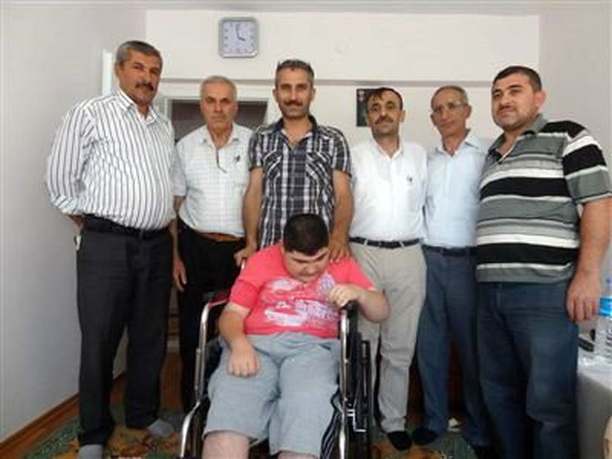 Sincanlı Muhtarlardan Engelli Onur Yılmaz\'a Tekerlekli Sandalye
