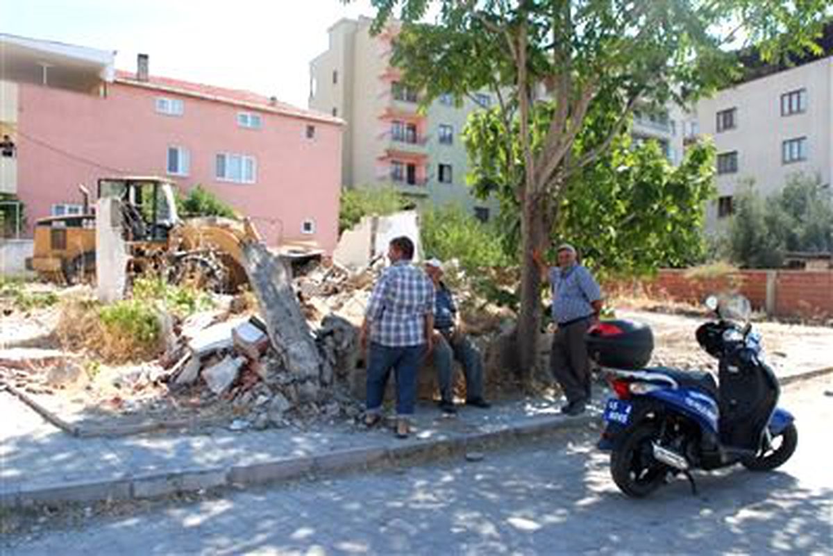 Soma\'da Metruk Bina Yıkımları Sürüyor