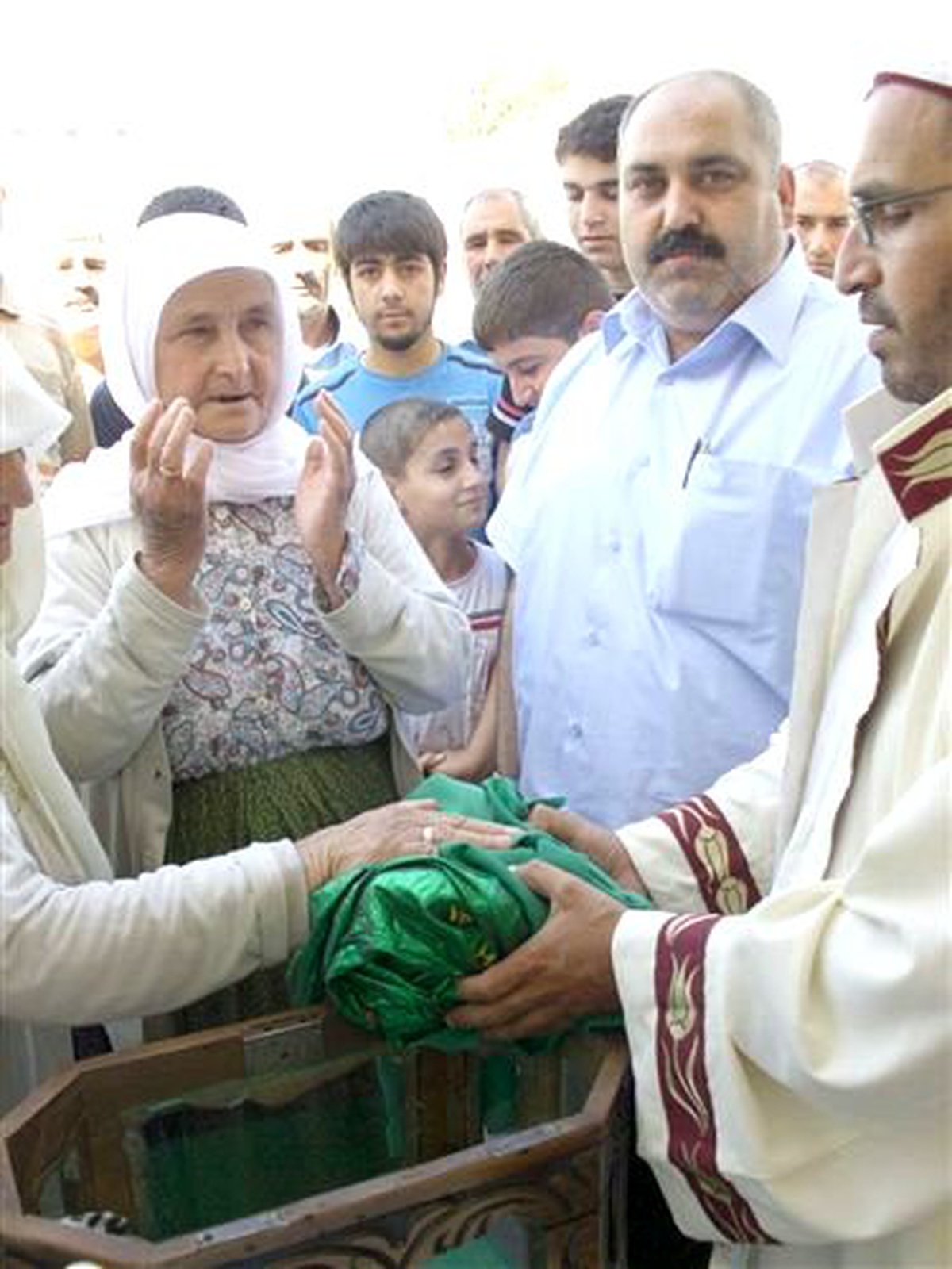 Suruç\'ta Sakal-I Şerif\'i Görmek İsteyenler Uzun Kuyruk Oluşturdu