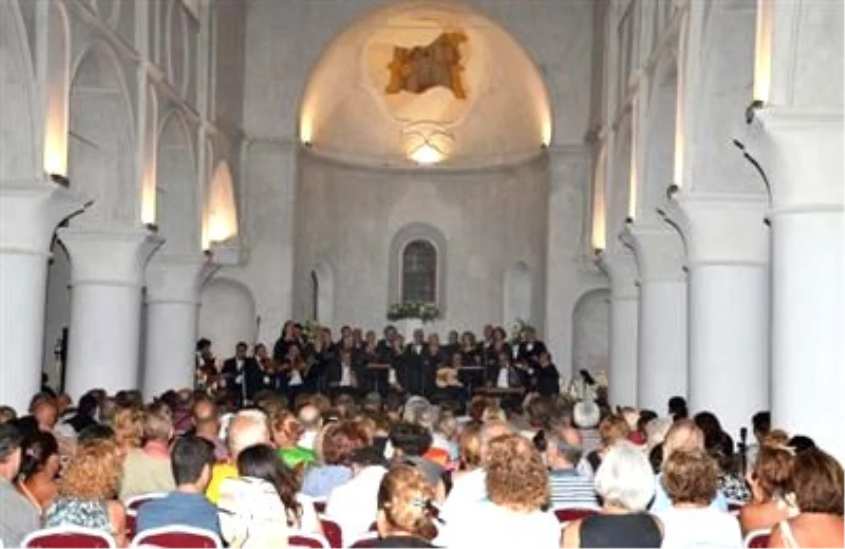 Tarihi Kilisede Türk Müziği Konseri