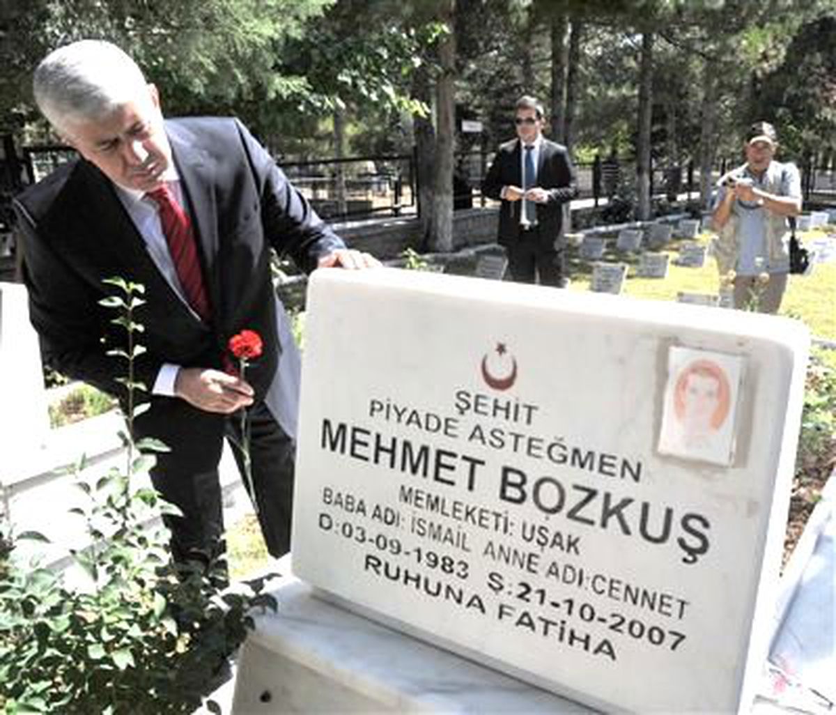 Vali Erden Bayram Nedeniyle Şehitliği Ziyaret Etti