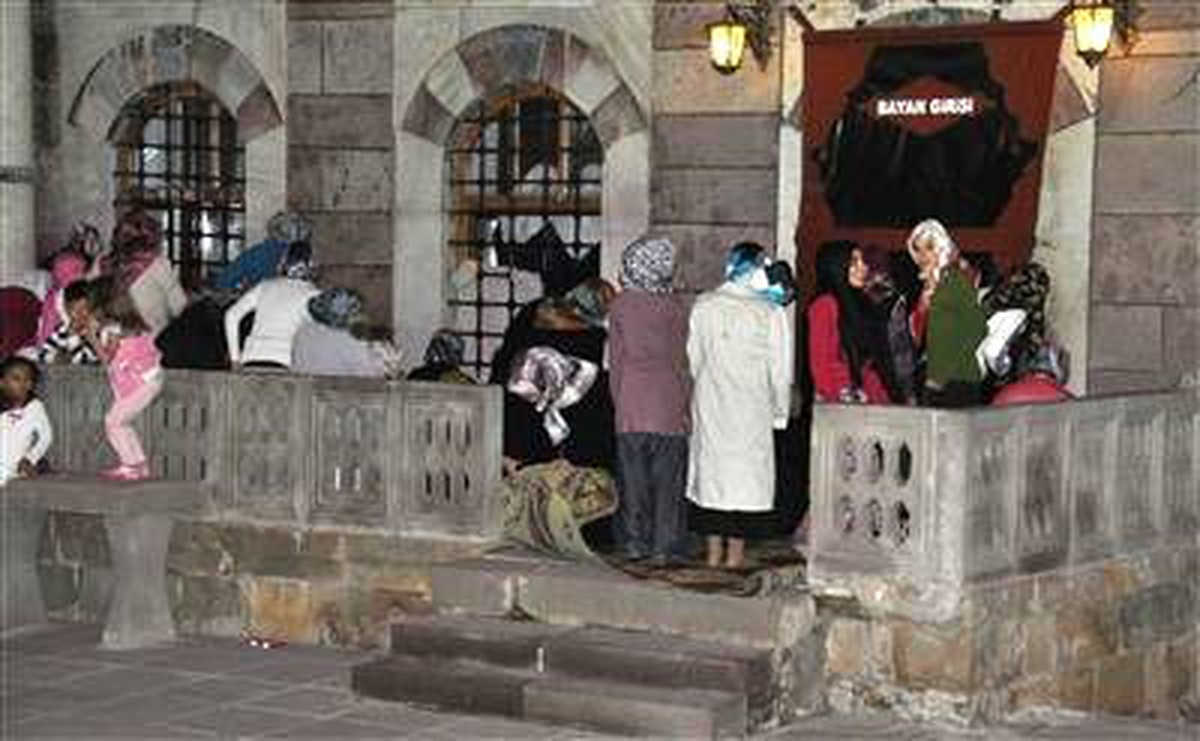 Yozgat\'ta Kadınların Cami Avlusunda Teravih Namazı Kılmasına Tepki