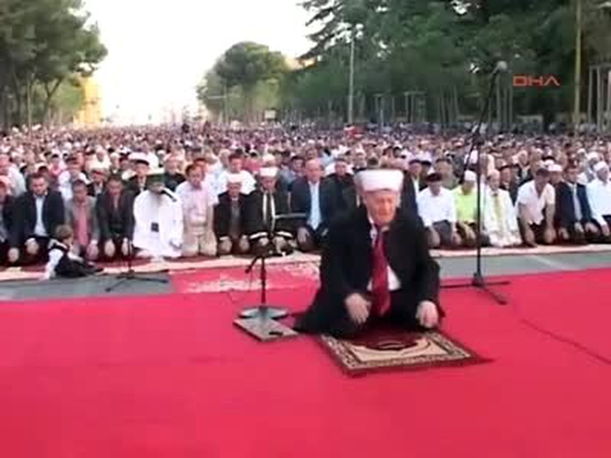 2priştine ve Tiran\'da Ramazan Bayramı Namazında Camiler Doldu Taştı