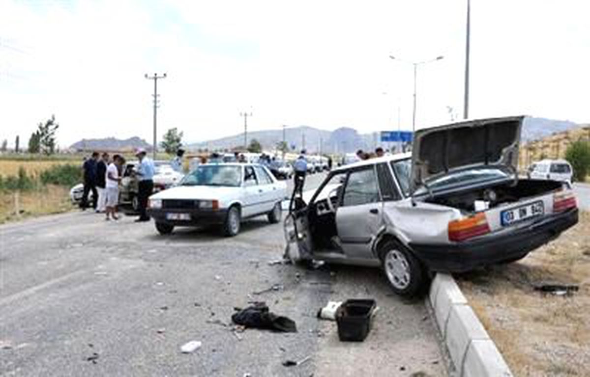 Afyonkarahisar\'da Zincirleme Kaza: Aynı Aileden 8 Yaralı