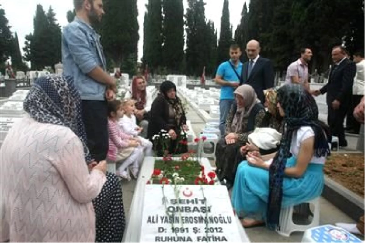 Ailesi, Şehit Ali Yasin Erosmanoğlu\'nun Mezarı Başında Ağıt Yaktı